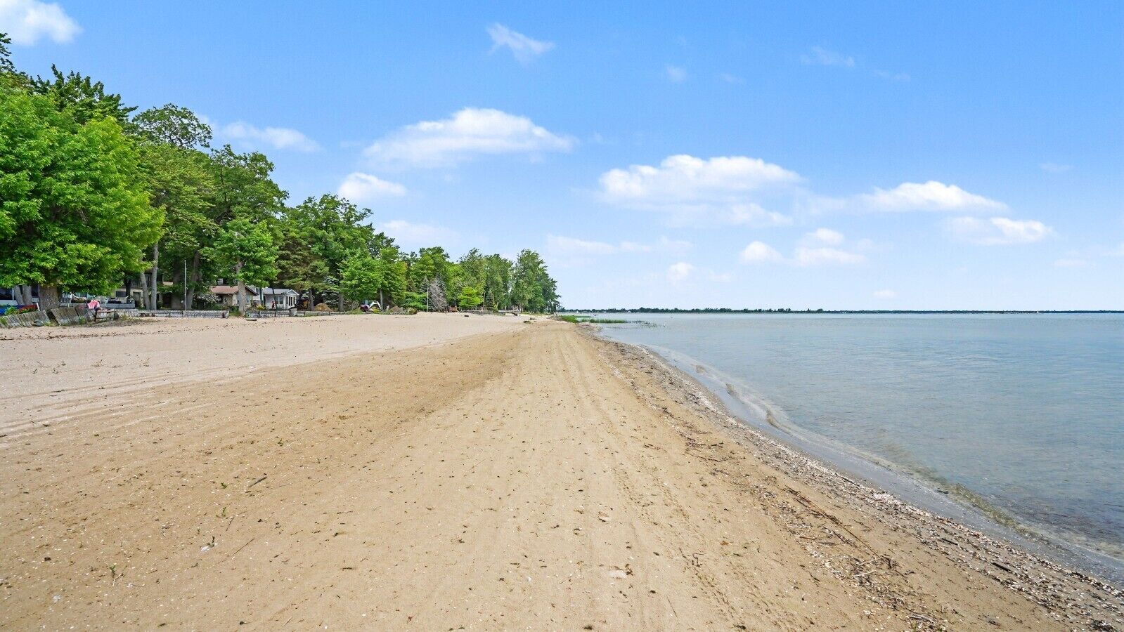 Beach. Granny`s Cabin on Sandy Lake Huron