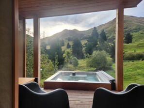 Outdoor spa tub - Dome Karearea - Geodesic dome with private hot tub, sauna & mountain views (Danseys Pass)
