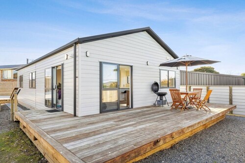 Rotorua 3BR Adventure Base with Air-Con & Parking