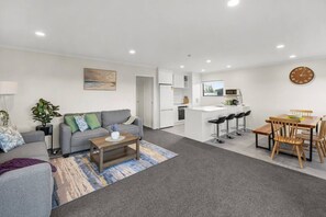 Un apartamento moderno con sala de estar, cocina y comedor.