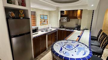 Fridge, stovetop
