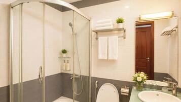 Deluxe Quadruple Room | Bathroom | Shower, hair dryer, towels, soap