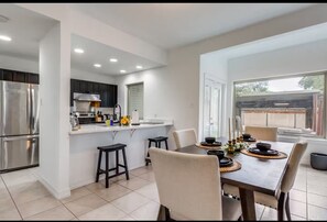 Dining - Gorgeous 2-bedroom house with AC in vibrant Dallas (Dallas)