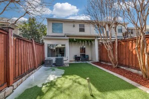 Exterior - Gorgeous 2-bedroom house with AC in vibrant Dallas (Dallas)
