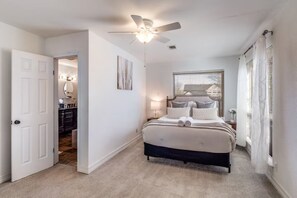 2 bedrooms, iron/ironing board, free WiFi, bed sheets - Gorgeous 2-bedroom house with AC in vibrant Dallas (Dallas)
