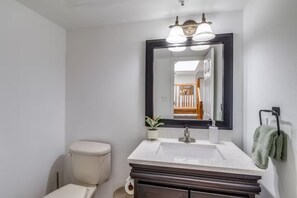 Hair dryer, towels, soap, shampoo - Gorgeous 2-bedroom house with AC in vibrant Dallas (Dallas)