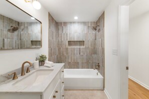 Towels, soap, toilet paper - Ideal Stay for Business Pros and Travel Nurses—Minutes from ATL Airport. (Hapeville)