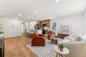 Living area - Ideal Stay for Business Pros and Travel Nurses—Minutes from ATL Airport. (Hapeville)