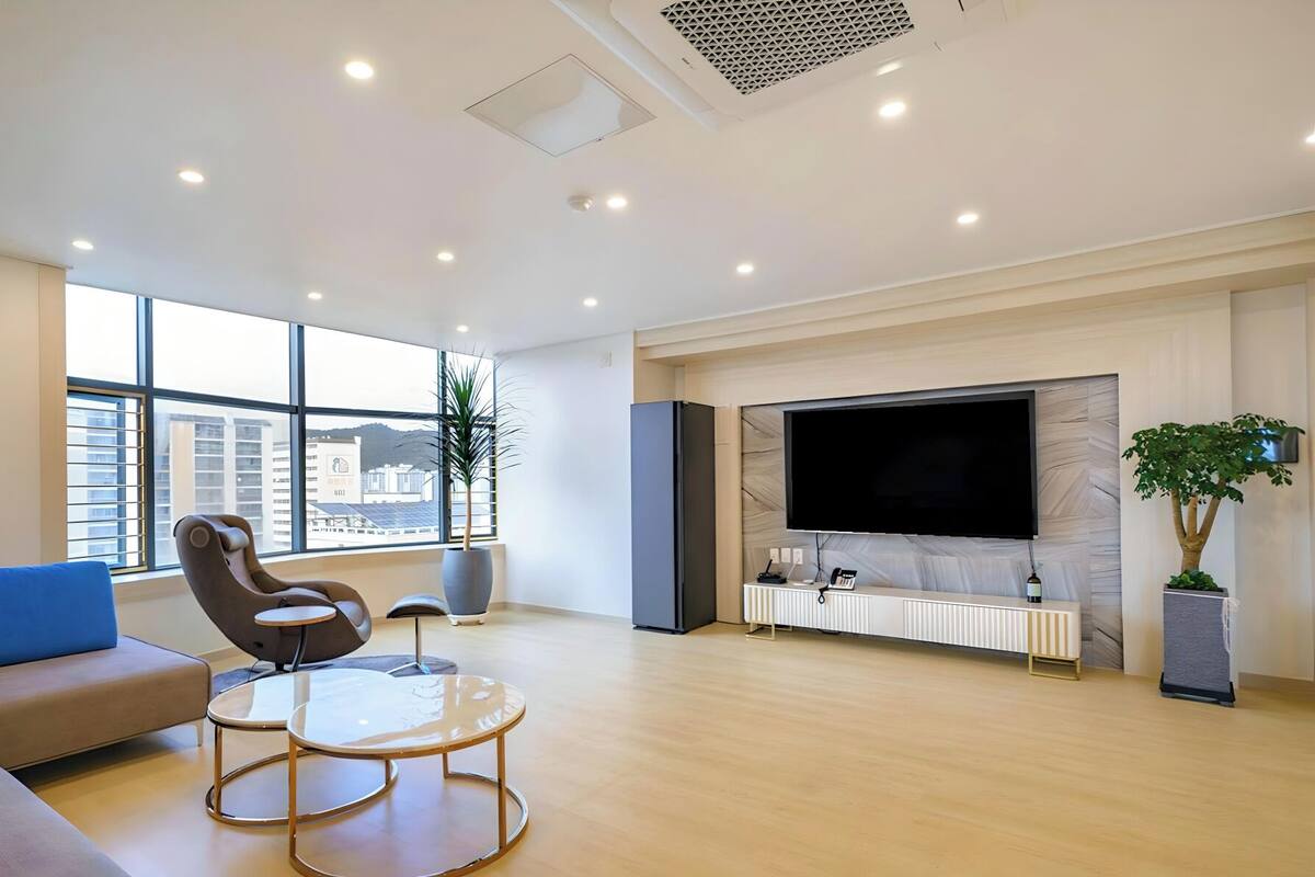 Penthouse, City View | Blackout curtains, soundproofing, free WiFi, bed sheets