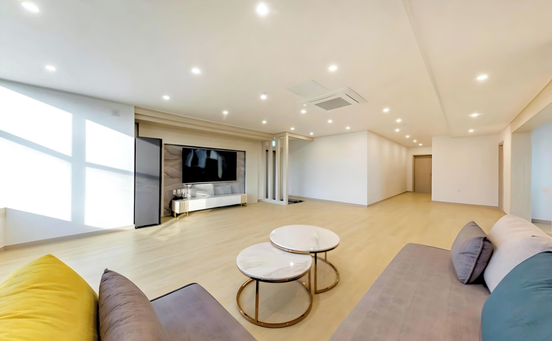 Penthouse, City View | Blackout drapes, soundproofing, WiFi (free), bed sheets