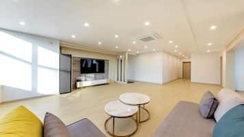 Penthouse, City View | Blackout drapes, soundproofing, WiFi (free), bed sheets