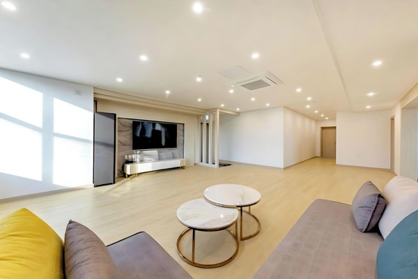 Penthouse, City View | Blackout drapes, soundproofing, WiFi (free), bed sheets