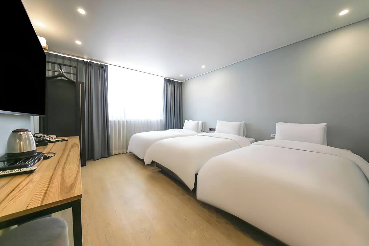 Superior Triple Room | Blackout curtains, soundproofing, free WiFi, bed sheets