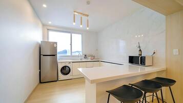 Penthouse, quang cảnh thành phố | Bếp nhỏ riêng | Lò vi sóng