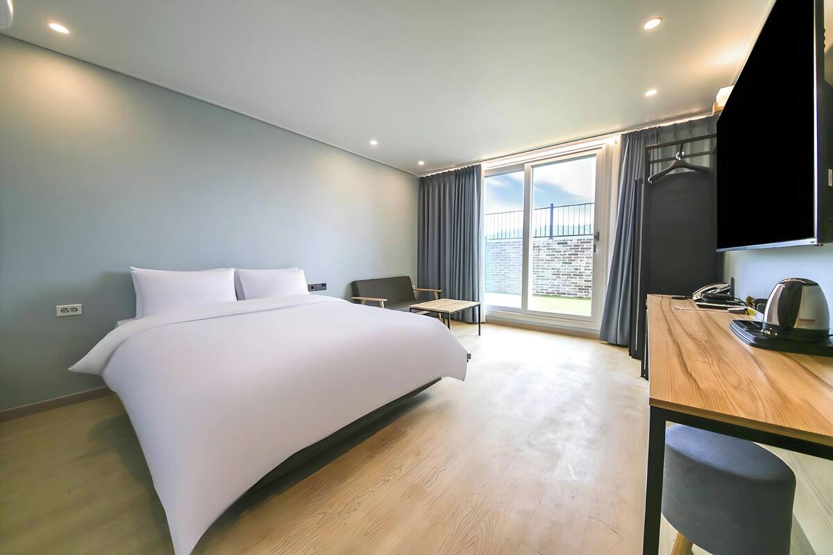 Deluxe Double Room, Terrace | Blackout curtains, soundproofing, free WiFi, bed sheets