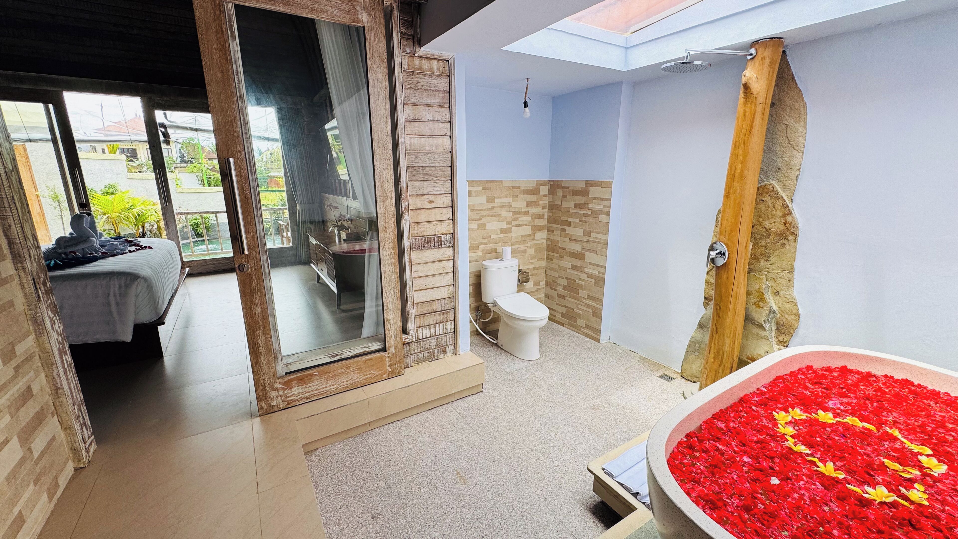 Suite Klasik, pemandangan kolam renang | Brankas, meja kerja, dan Wi-Fi gratis