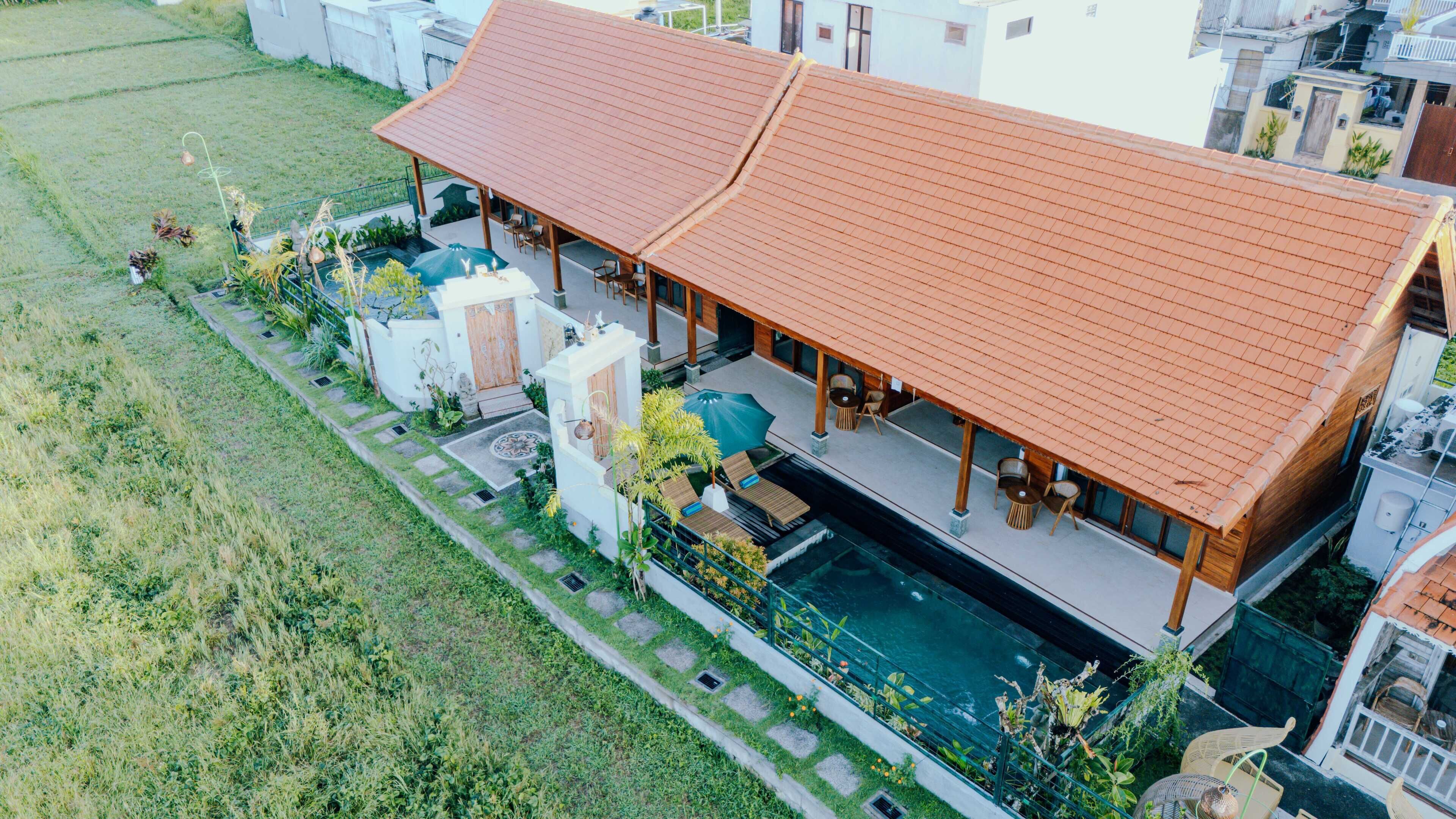 Una casa moderna con piscina, porche cubierto y jardín.