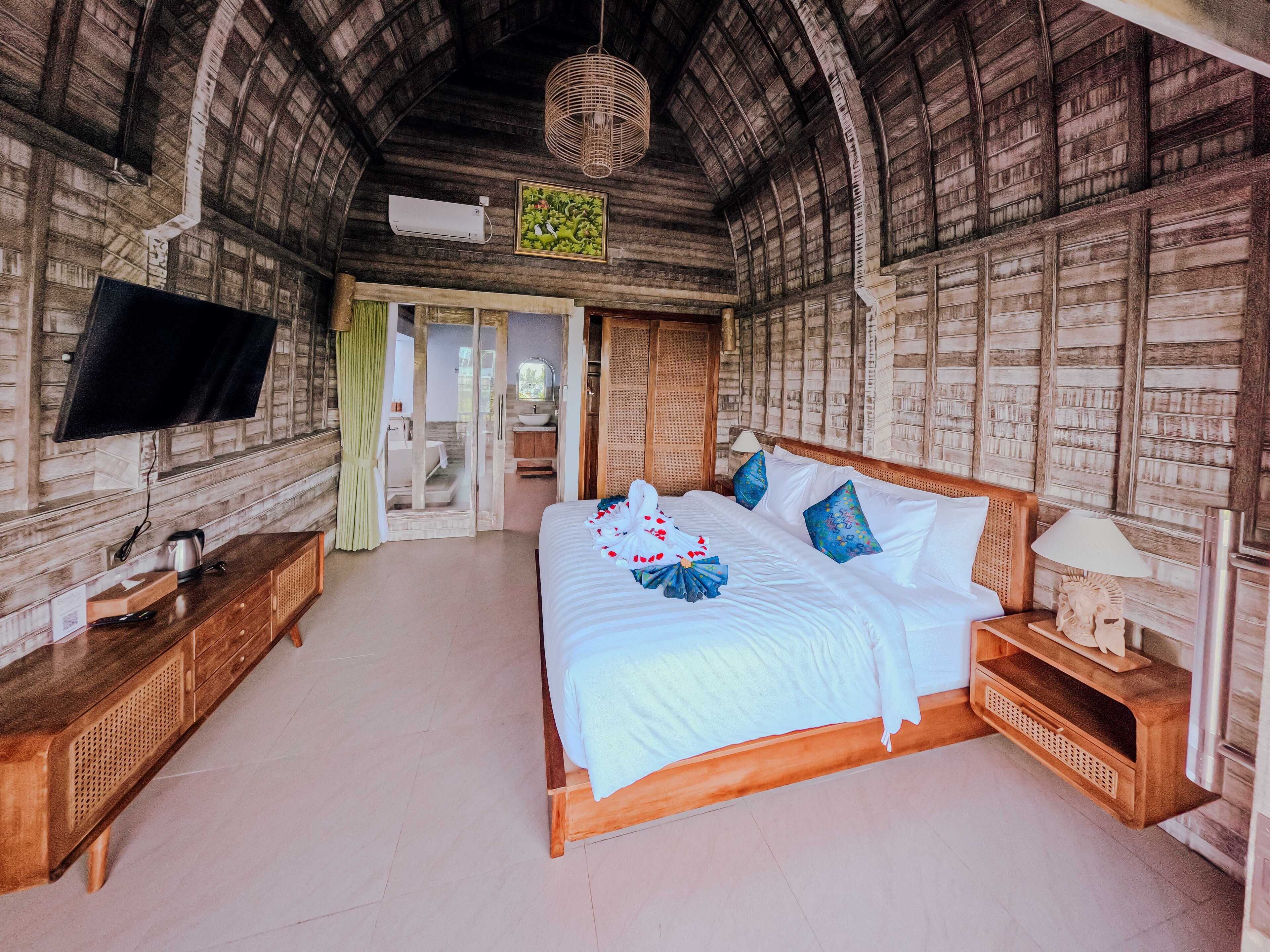 ห้องคลาสสิกสวีท, วิวสระว่ายน้ำ | ตู้นิรภัยในห้องพัก, โต๊ะทำงาน, Wi-Fi ฟรี