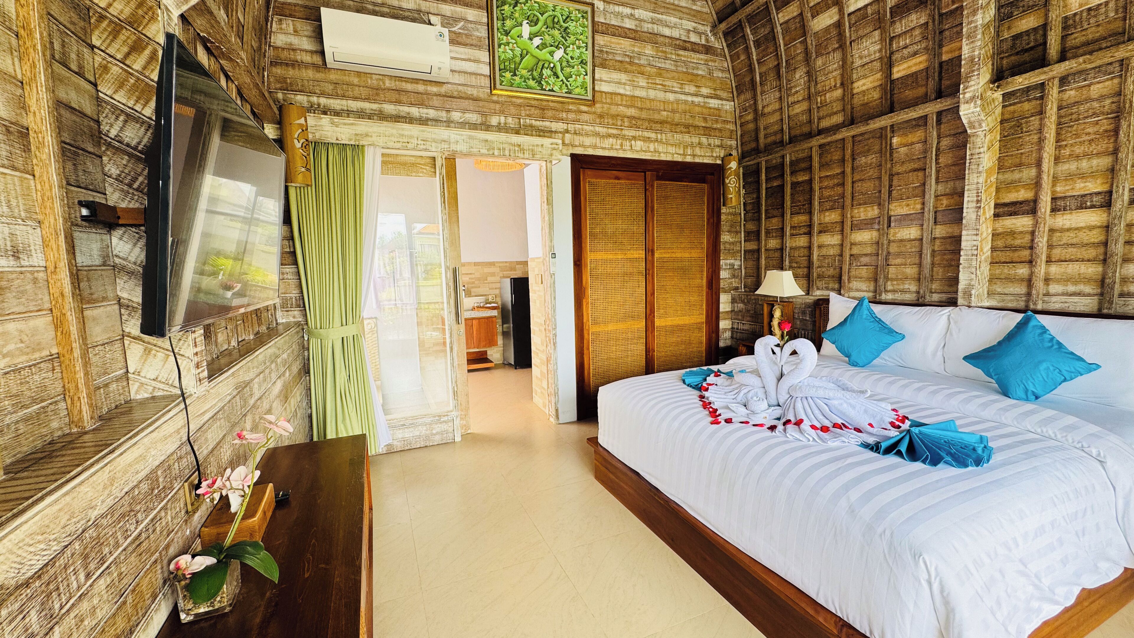 Suite Klasik, pemandangan kolam renang | Brankas, meja kerja, dan Wi-Fi gratis