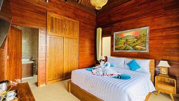Villa familiale, vue sur la piscine | Coffre-fort, bureau, accès au Wi-Fi (inclus)