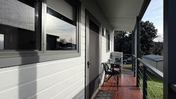2BR Deluxe Cabins | Hiên