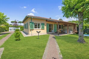 A house with a paved driveway, a covered porch, and a small garden. - Casa Colombo with Garden In Forte Dei Marmi, Forte dei Marmi, Italy (Forte dei Marmi)
