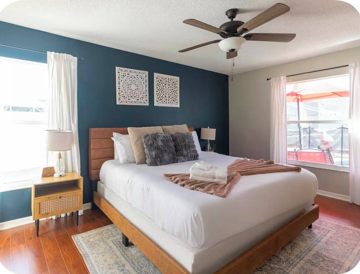 Desk, travel cot, free WiFi, bed sheets