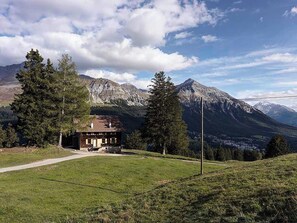 A mountain lodge with a clear view of the surrounding mountains. - Alphütte Briula Appartement/Fewo, Dusche, WC, 3 Schlafräume by Interhome (Valbella)