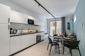 Wasserkocher mit Kaffee-/Teezubehör, Kühlschrank, Mikrowelle, Ofen