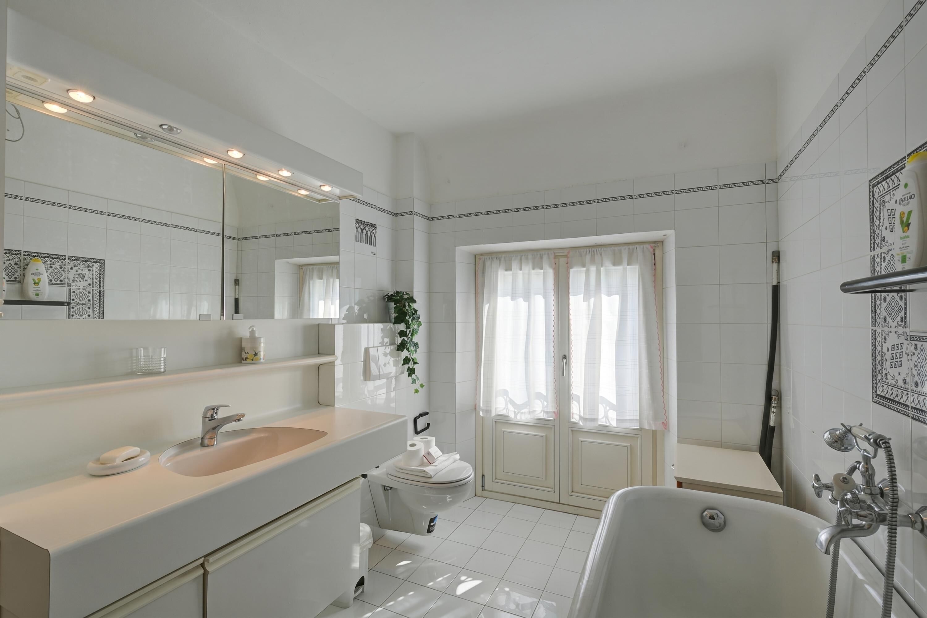 Badezimmer mit Badewanne