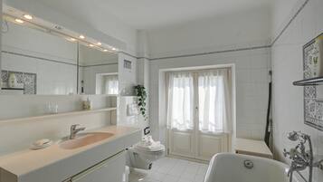 Badezimmer mit Badewanne