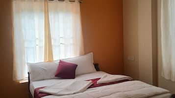 Apartemen Standar | Meja kerja, ruang kerja ramah laptop, dan setrika/meja setrika