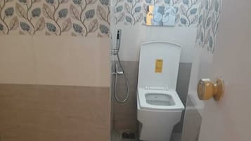 Apartemen Standar | Kamar mandi | Shower, perlengkapan mandi gratis, handuk, dan sabun