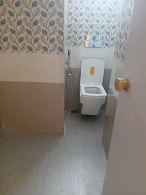 Standard Apartment | Bathroom | Shower, free toiletries, towels, soap - ECR Holiday Stay (Kanathur Reddykuppam)