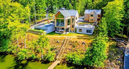 NEW 8BR Lakefront Lake Anna, Pool, Sauna, Dock