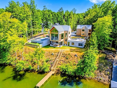 NEW 8BR Lakefront Lake Anna, Pool, Sauna, Dock
