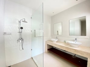 Casa de ciudad, balcón, vista al resort | Baño | Regadera, amenidades de baño gratuitas, secadora de cabello, pantuflas 
