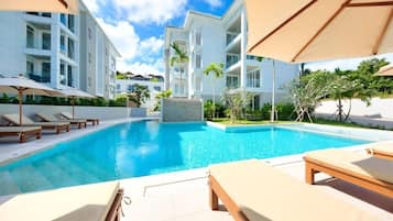 2 outdoor pools