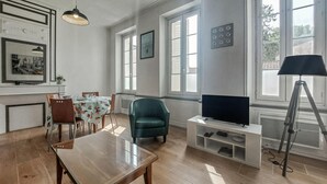 TV - Amazing apartment in La Rochelle with WiFi (La Rochelle)