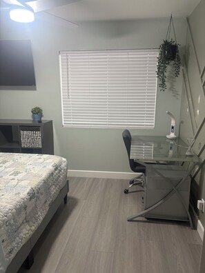 Room - Pretty cozy house with 4 bedroom in northwest Las Vegas, single family home (Las Vegas)
