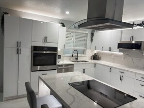 Private kitchen - Pretty cozy house with 4 bedroom in northwest Las Vegas, single family home (Las Vegas)