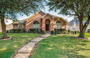 Exterior -     Corporate Friendly Frisco Home Fast WiFi Office Near Major Headquarters (Frisco)