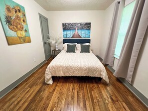 3 Schlafzimmer, Schreibtisch, Bügeleisen/Bügelbrett, Reisekinderbett