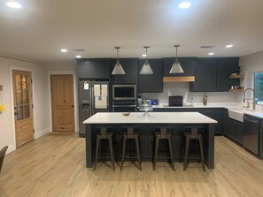 Private kitchen - Cozy 2-bedroom farmhouse Aubrey (Aubrey)