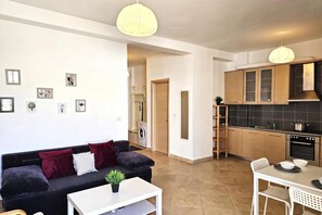 Eine moderne Wohnung mit Wohnzimmer, Küchenzeile und Essbereich.