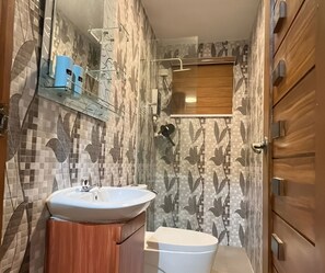 Doccia, bidet, asciugamani, sapone