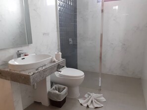 Casa de ciudad, vista al resort | Baño | Regadera, secadora de cabello, pantuflas, toallas 