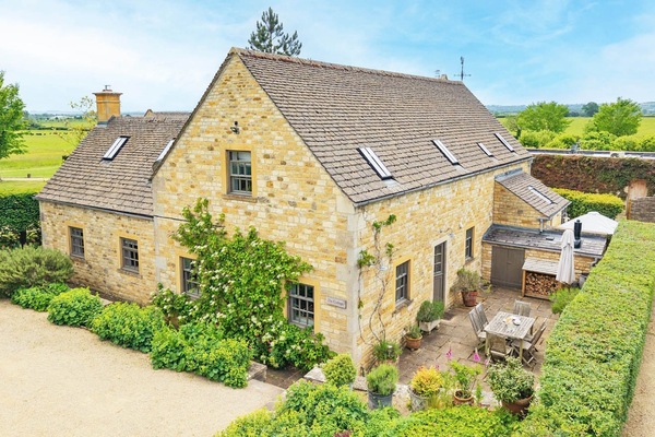 A beautiful 2-bedroom cottage on a 40-acre farm estate in Lower Oddington
