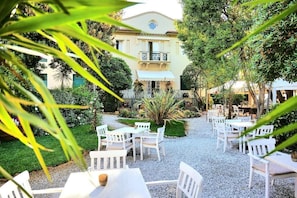 Outdoor dining - Hotel Club i Pini- Residenza d'Epoca (Camaiore)