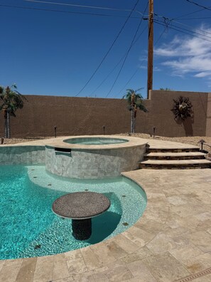 A swimming pool with a stone surround, a hot tub, and a stone bench. - Pool & Spa - Boat Parking - 1 Mile to Downtown (Lake Havasu City)